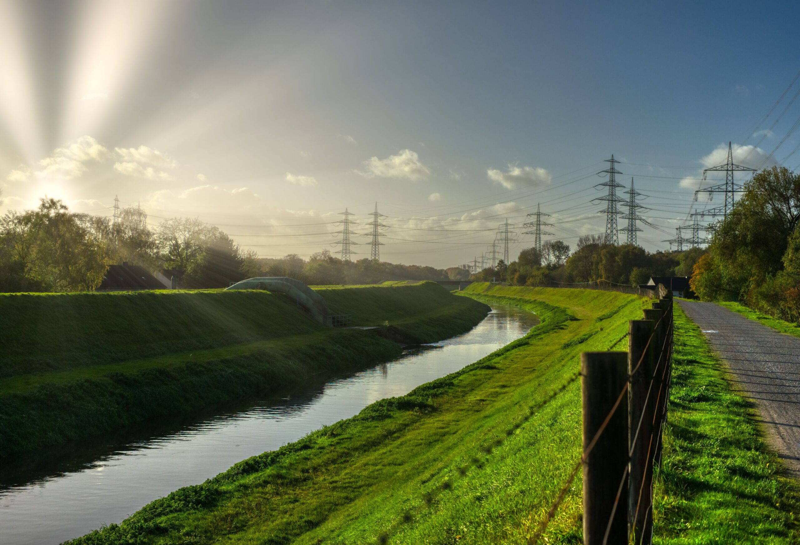 Sonnenstrahlen über Wasser