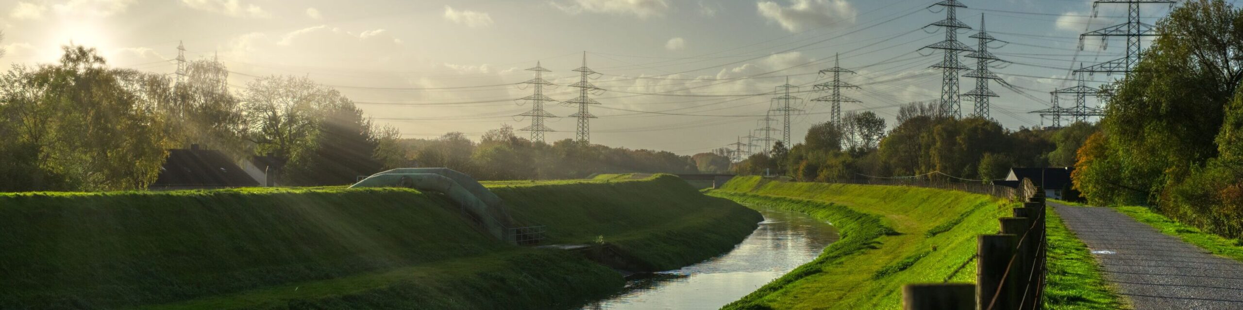 Sonnenstrahlen über Wasser