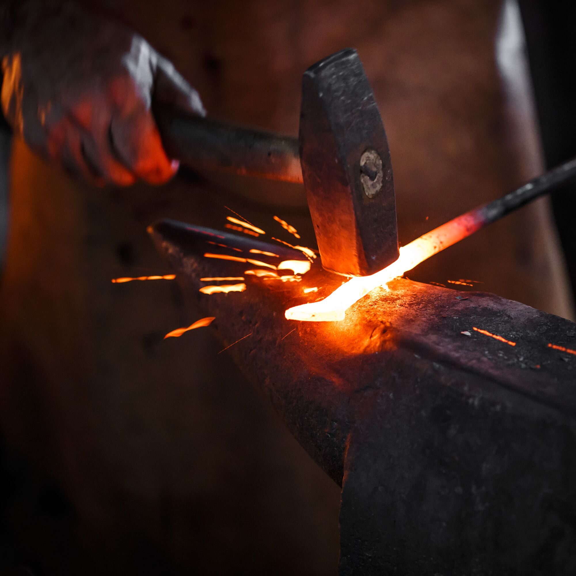 weboptimiert-Schmied-Metall-Hammer-scaled-aspect-ratio-1-1