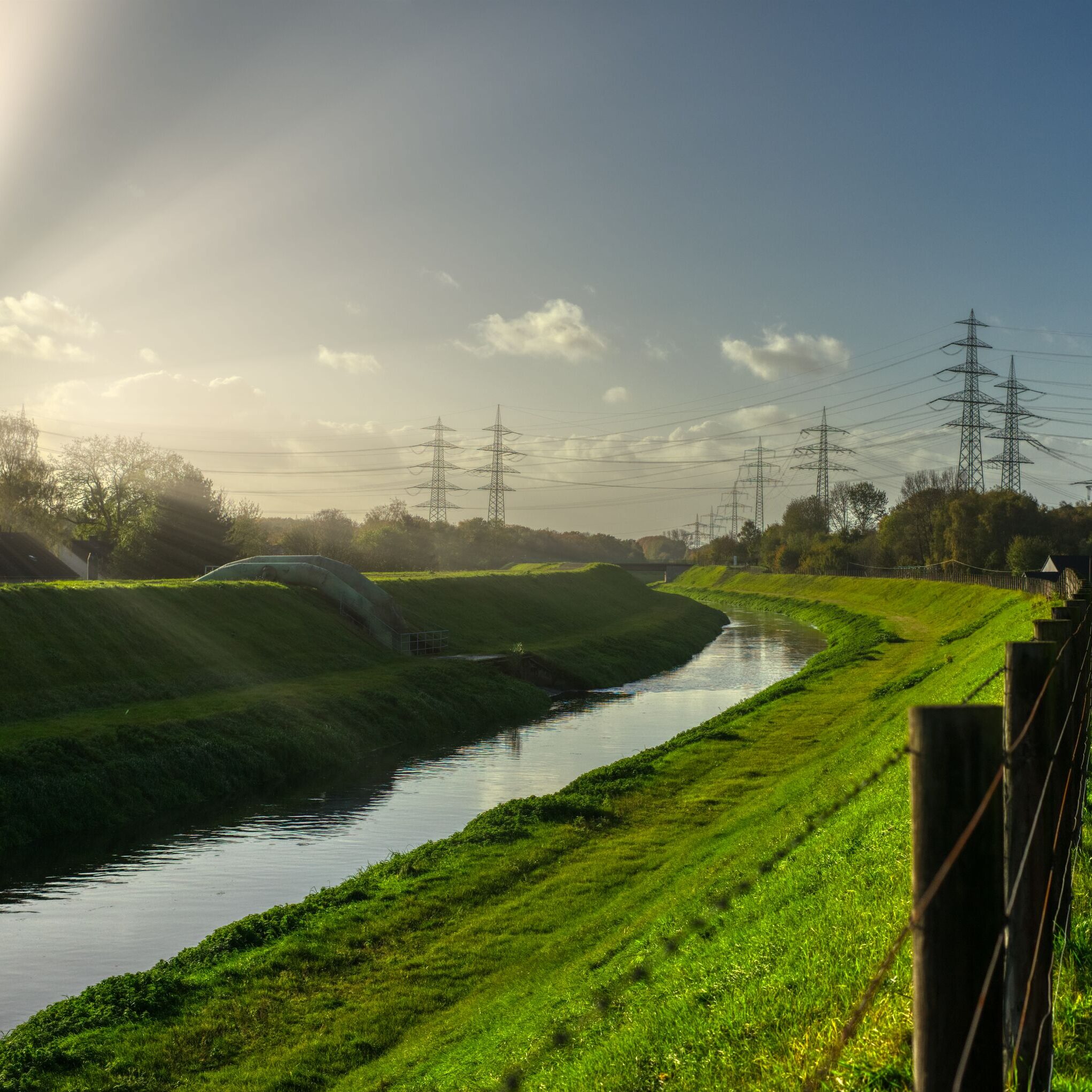 weboptimiert-Sonnenstrahlen-ueber-eine-Landschaft-scaled-aspect-ratio-1-1